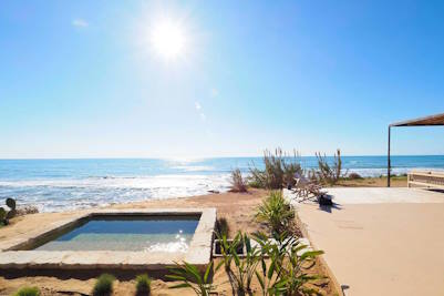 Pozzallo Holidays Beach Villa with Pool to rent