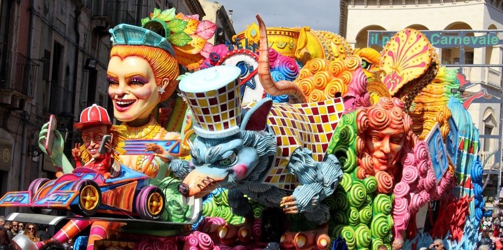 sicily discover information acireale holiday villa carnival figures tradition