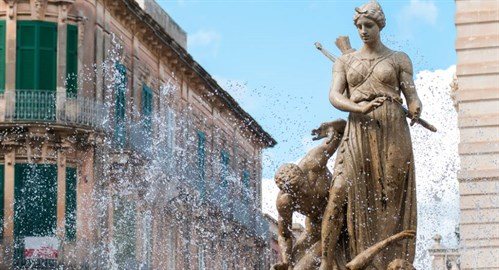 sicily guide holiday information sicilian cities travel syracuse sightseeing city centre diana fountain