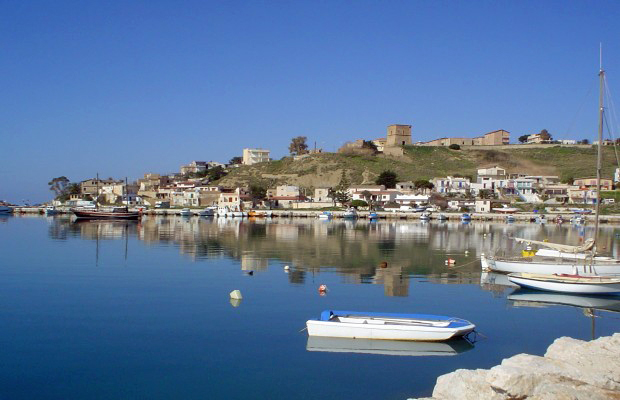 sicily area information discover menfi holiday villa seaside harbour fisher boat