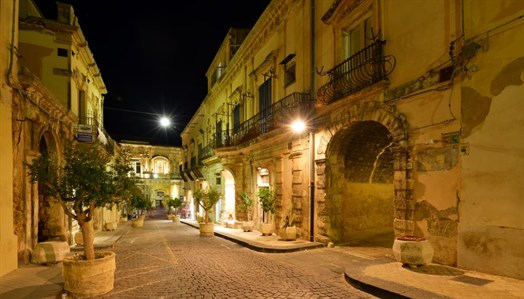 sicily guide holiday information sicilian cities travel syracuse sightseeing noto day trip city centre by night