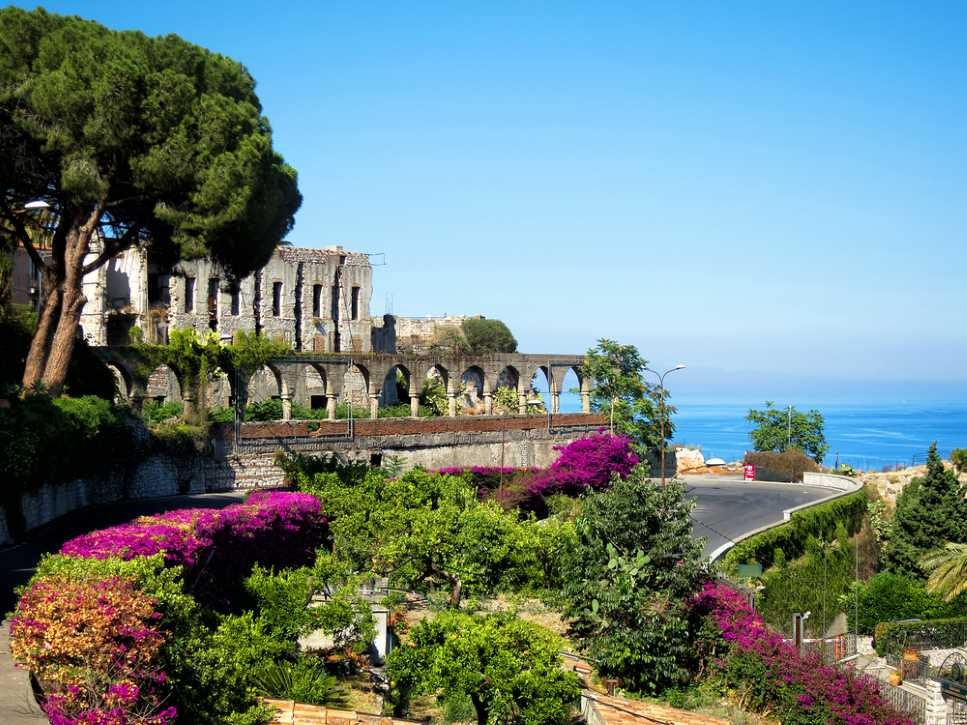 sicily guide holiday information sicilian cities travel sightseeing taormina architecture sea