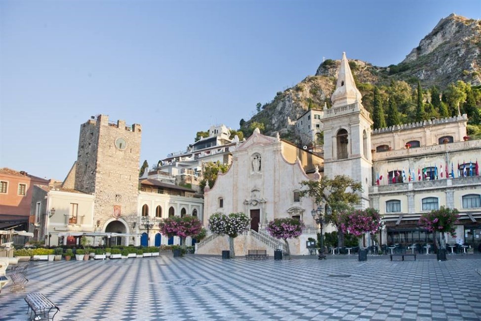 sicily guide holiday information sicilian cities travel sightseeing taormina plaza architecture