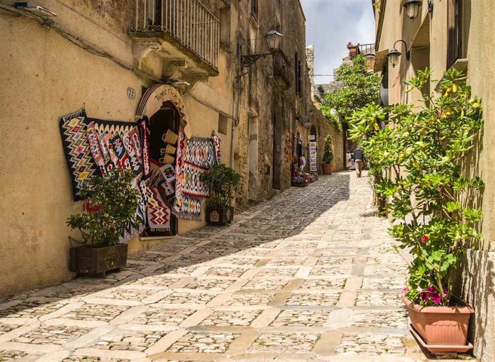 sicily guide holiday information sicilian cities travel sightseeing trapani erice old town tradition street