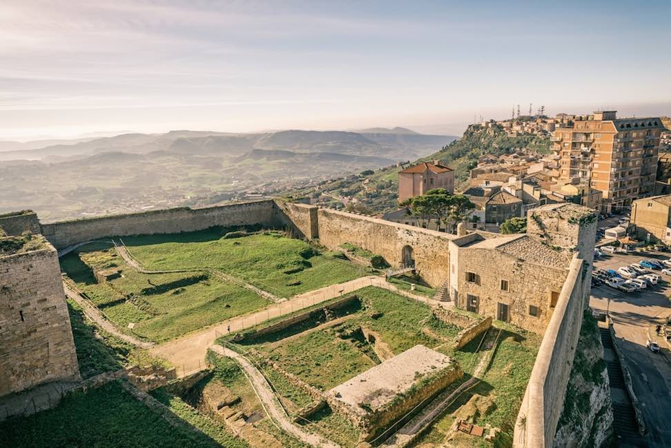 sicily guide holiday information sicilian cities enna view castle 