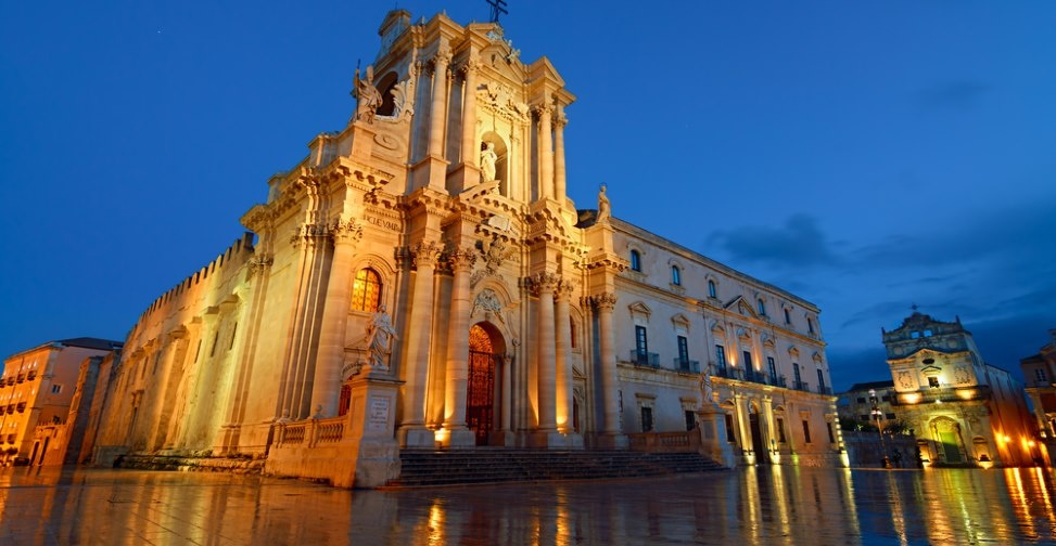 sicily guide holiday information sicilian cities travel syracuse sightseeing city centre